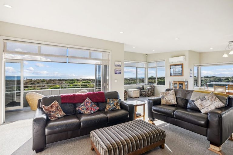 Photo of property in 33 Marram Way, Peka Peka, Waikanae, 5391