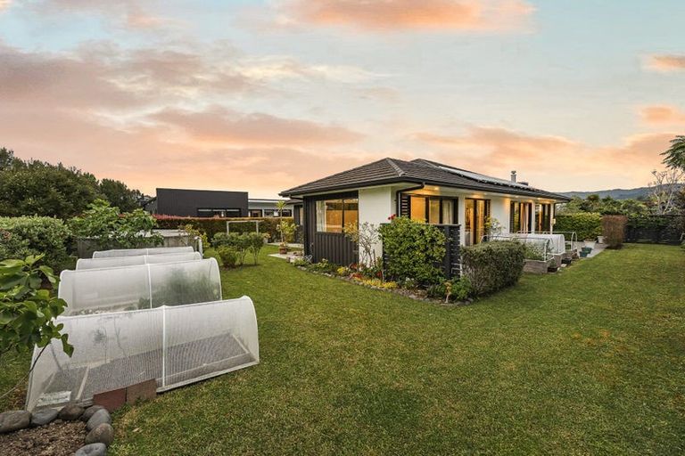 Photo of property in 18 Awanui Crescent, Matakana, 0985