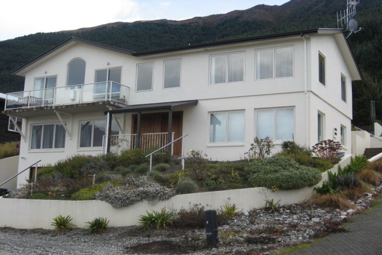 Photo of property in 28 Wynyard Crescent, Fernhill, Queenstown, 9300