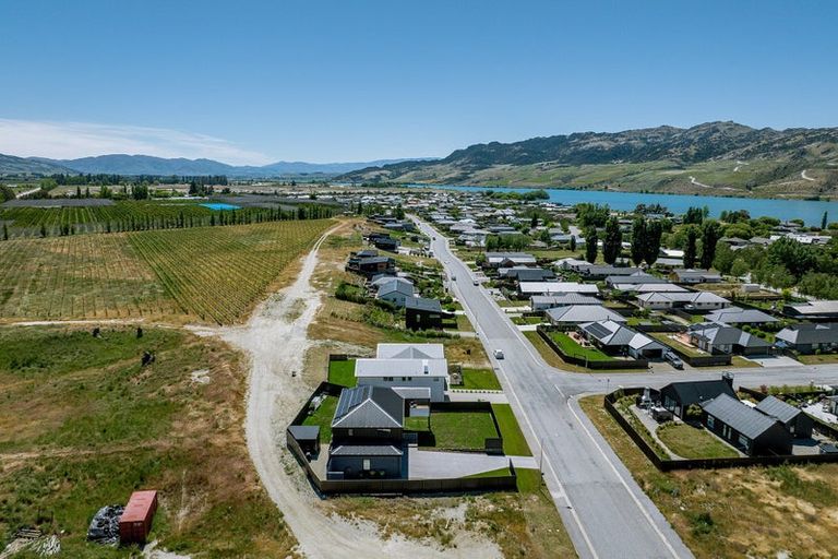 Photo of property in 27 Stratford Drive, Mount Pisa, Cromwell, 9383