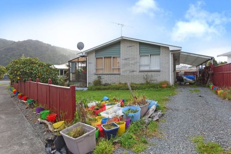 Photo of property in 5 Kentucky Street, Totara Park, Upper Hutt, 5018