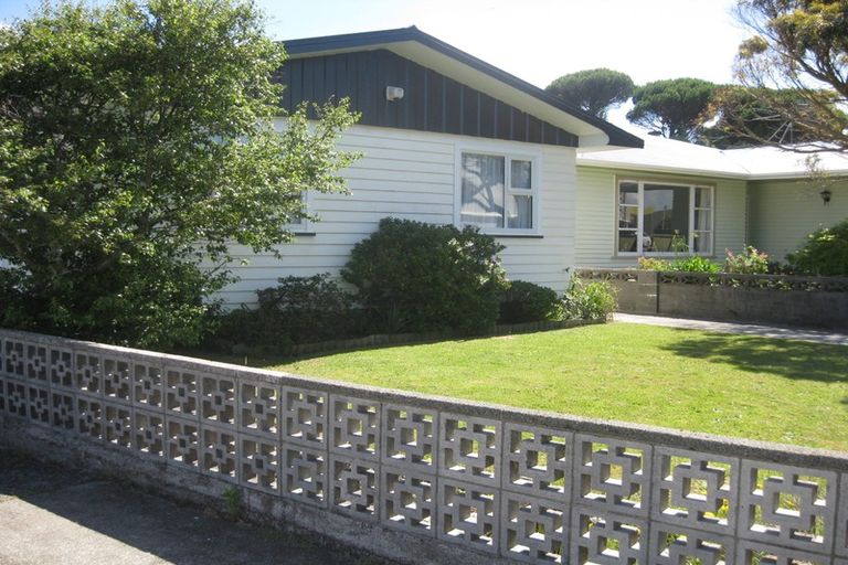 Photo of property in 18 Holly Grove, Maungaraki, Lower Hutt, 5010