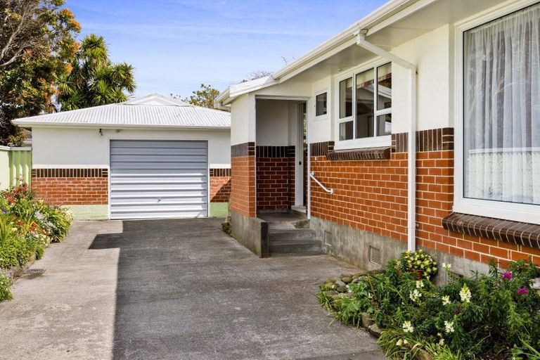 Photo of property in 75 Domett Street, Waitara, 4320