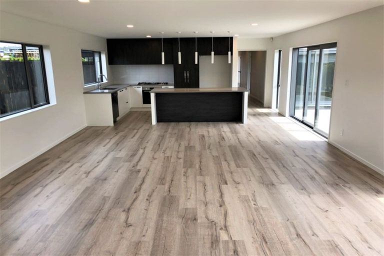 Photo of property in 39 Lumbarda Drive, Kumeu, 0810