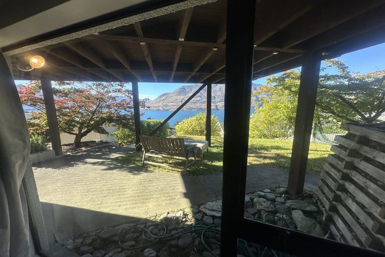 Photo of property in 92 Wynyard Crescent, Fernhill, Queenstown, 9300