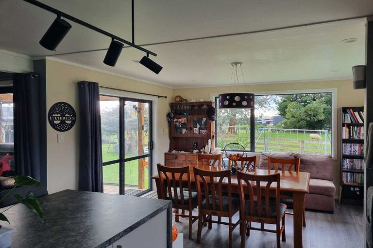 Photo of property in 473 Tararua Road, Levin, 5571