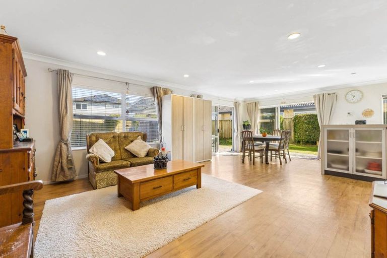 Photo of property in 39 Stranraer Crescent, Wattle Downs, Auckland, 2103