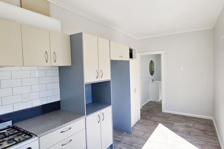 Photo of property in 11 Glanmire Road, Newlands, Wellington, 6037