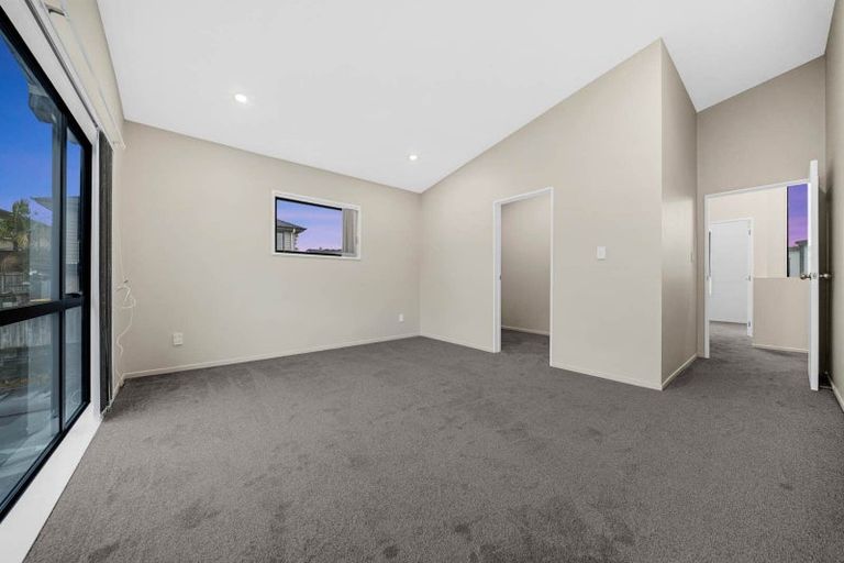Photo of property in 20 Millcroft Lane, Ranui, Auckland, 0612