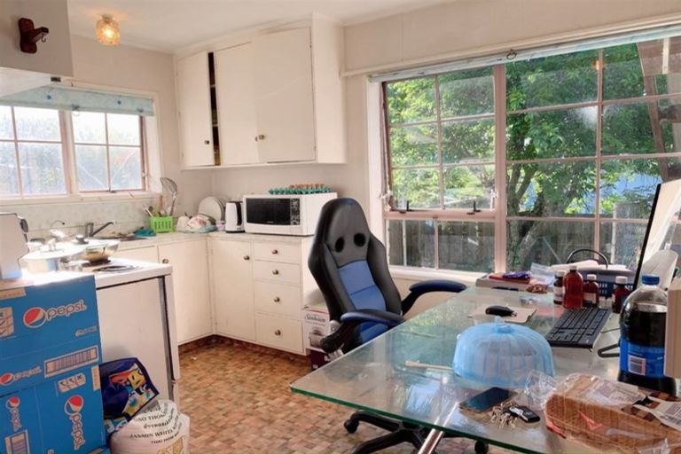 Photo of property in 1/9 Wairata Place, Te Atatu South, Auckland, 0610