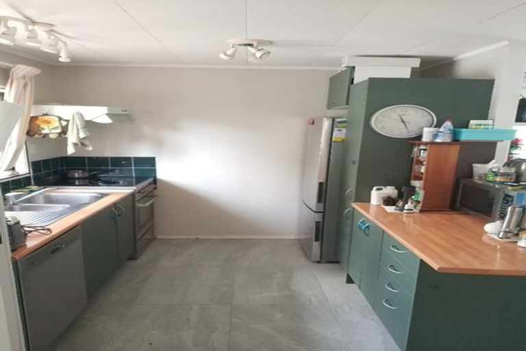 Photo of property in 41 Holmes Drive South, Massey, Auckland, 0614