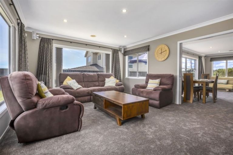 Photo of property in 9 Tongariro Drive, Aotea, Porirua, 5024