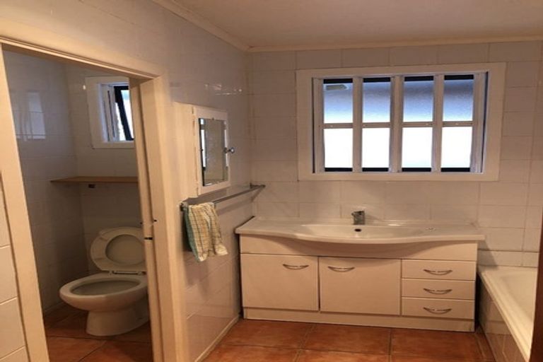 Photo of property in 215 Birkdale Road, Birkdale, Auckland, 0626