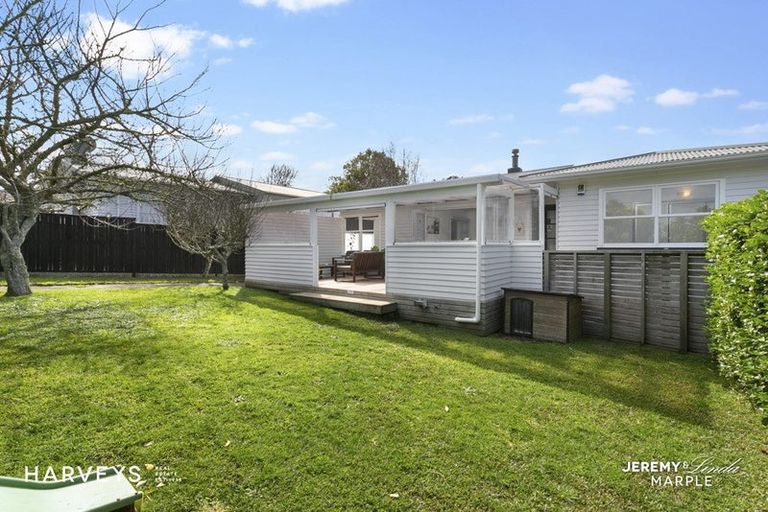 Photo of property in 3 Tauhara Street, Green Bay, Auckland, 0604