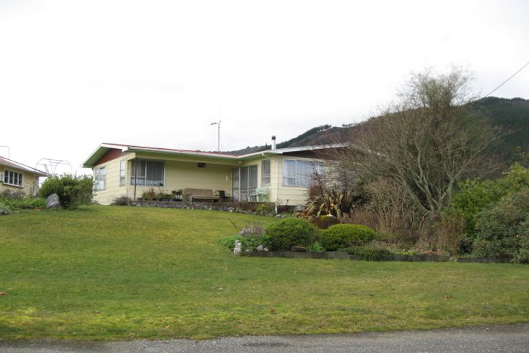 Photo of property in 15 George Street, Murchison, 7007