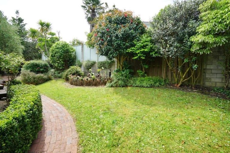 Photo of property in 17 Barlow Place, Chatswood, Auckland, 0626