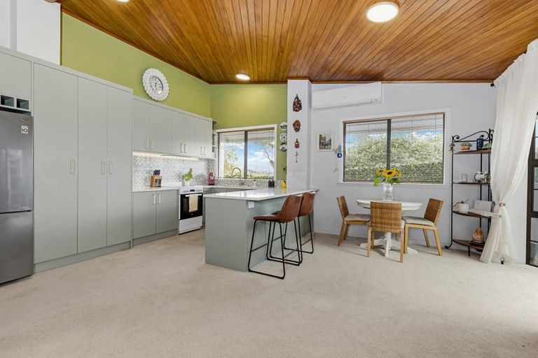 Photo of property in 2/84 West Coast Road, Glen Eden, Auckland, 0602