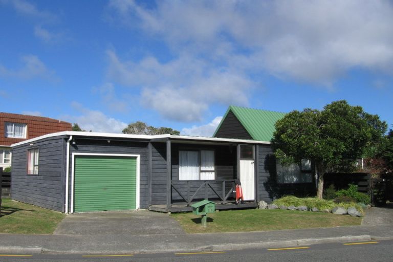 Photo of property in 19a Kingsbridge Place, Newlands, Wellington, 6037