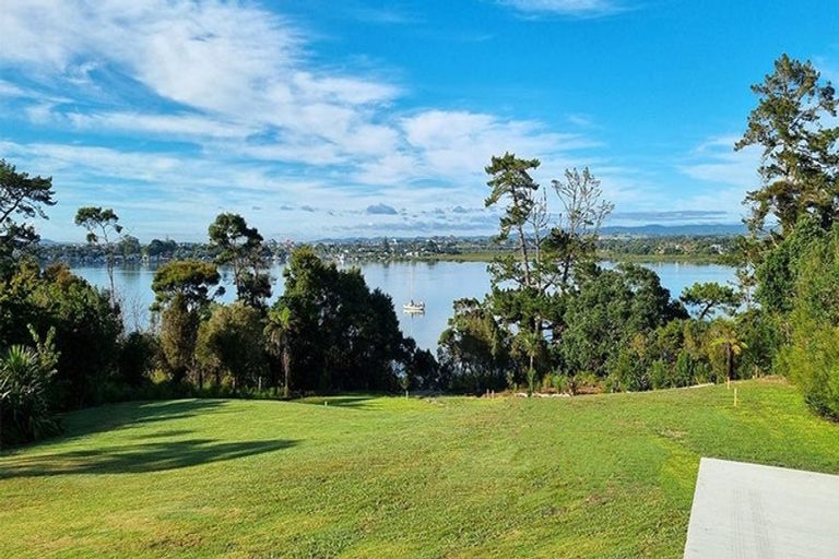 Photo of property in 15a Chatham Avenue, Paremoremo, Auckland, 0632