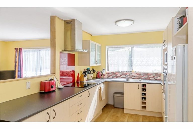 Photo of property in 2/546 Glenfield Road, Glenfield, Auckland, 0629