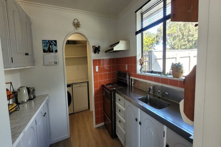 Photo of property in 2 Goldie Place, Waikanae Beach, Waikanae, 5036