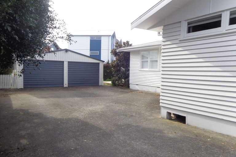 Photo of property in 43 Graham Avenue, Te Atatu Peninsula, Auckland, 0610