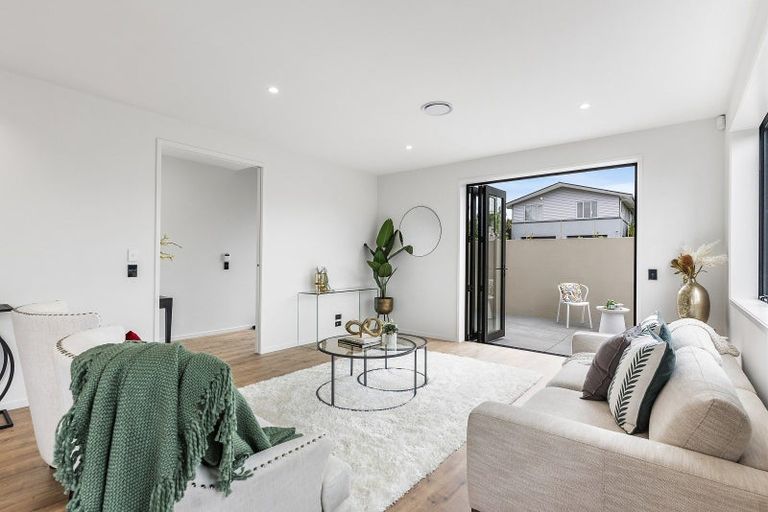 Photo of property in 1 The Crest, Sunnyhills, 2010