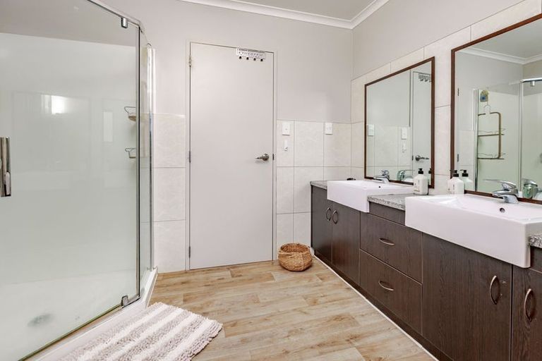 Photo of property in 121 Keri Vista Rise, Papakura, 2110