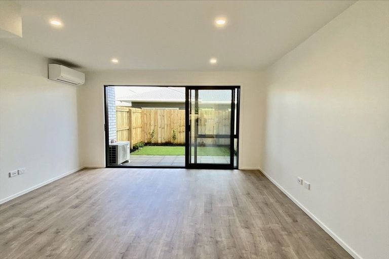Photo of property in 5/12 Enderby Drive, Te Atatu Peninsula, Auckland, 0610