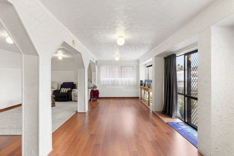 Photo of property in 11 Melia Grove, Goodwood Heights, Auckland, 2105