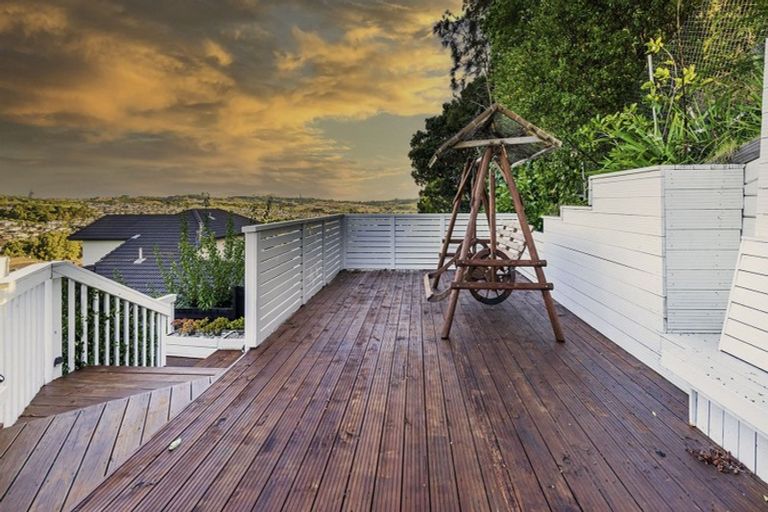 Photo of property in 28 Leburn Crescent, Flat Bush, Auckland, 2016