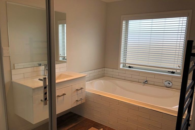 Photo of property in 32 Harding Drive, Papamoa Beach, Papamoa, 3118