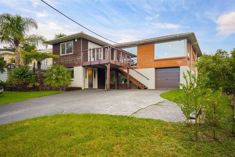 Photo of property in 8 Rauhuia Crescent, Parau, Auckland, 0604