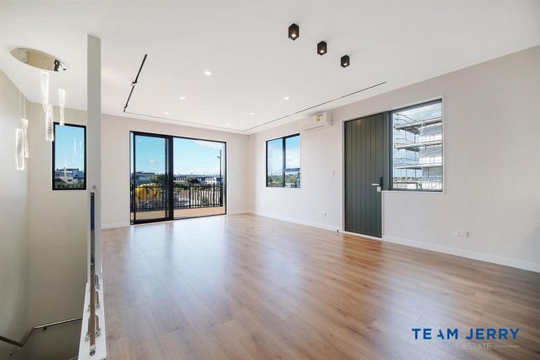 Photo of property in 20 Kuaha Road, Massey, Auckland, 0614