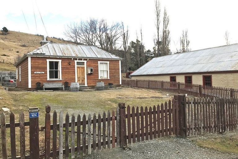 Photo of property in Rowan Cottage, 1674 Saint Bathans Loop Road, Saint Bathans, 9386