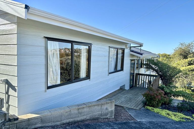 Photo of property in 2/11 Sunhaven Avenue, Glenfield, Auckland, 0629