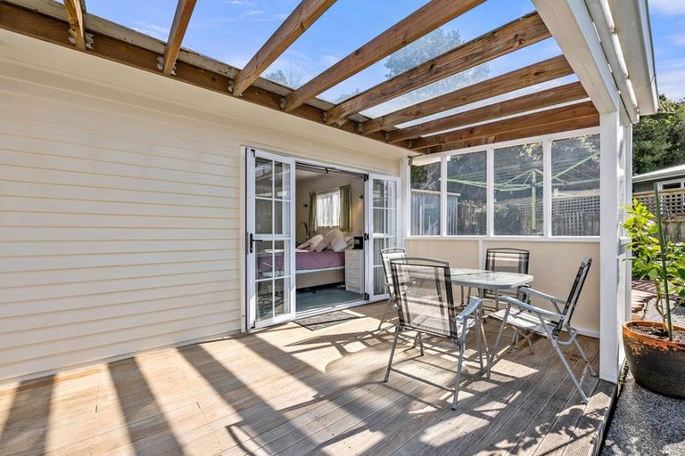 Photo of property in 4 Cotswold Crescent, Newlands, Wellington, 6037