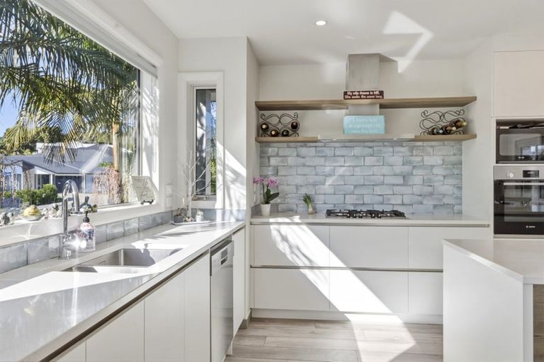 Photo of property in 15 Odlin Lane, Red Beach, 0932