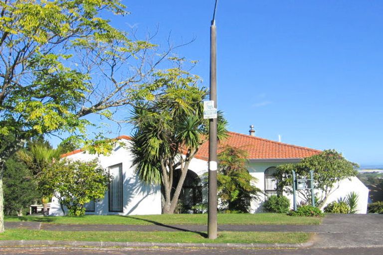 Photo of property in 28 Kingsclere Place, Goodwood Heights, Auckland, 2105