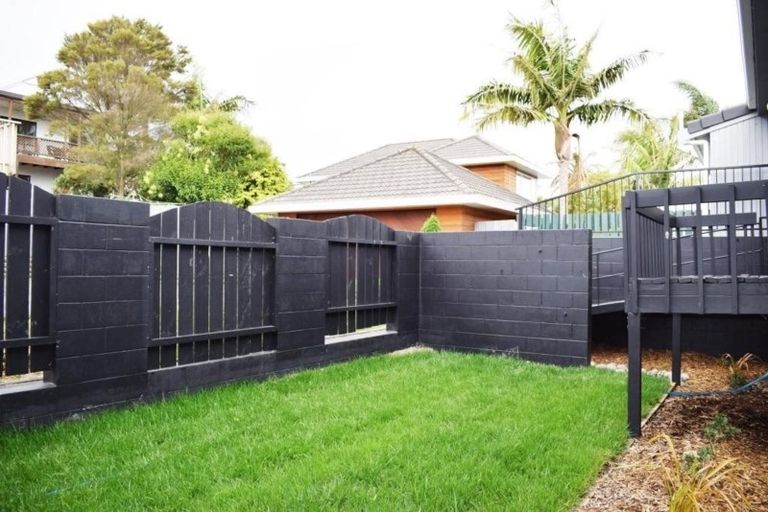 Photo of property in 2/18 Wernham Place, Northcote, Auckland, 0626