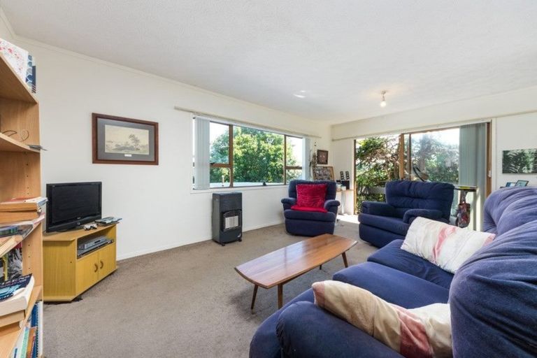 Photo of property in 2/10 Coroglen Avenue, Birkenhead, Auckland, 0626