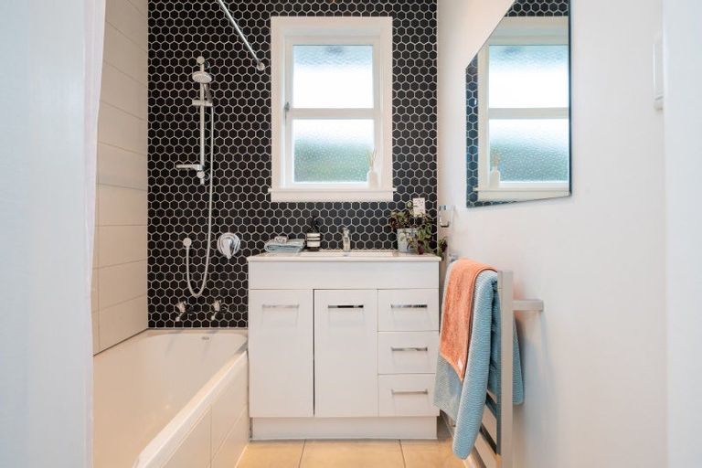 Photo of property in 17 Lipscombe Crescent, Havelock North, 4130