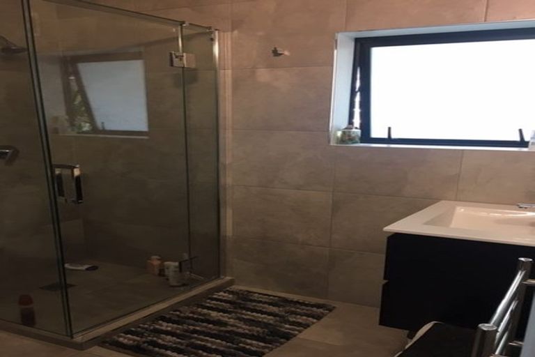 Photo of property in 2/26 Ridge Road, Waiake, Auckland, 0630