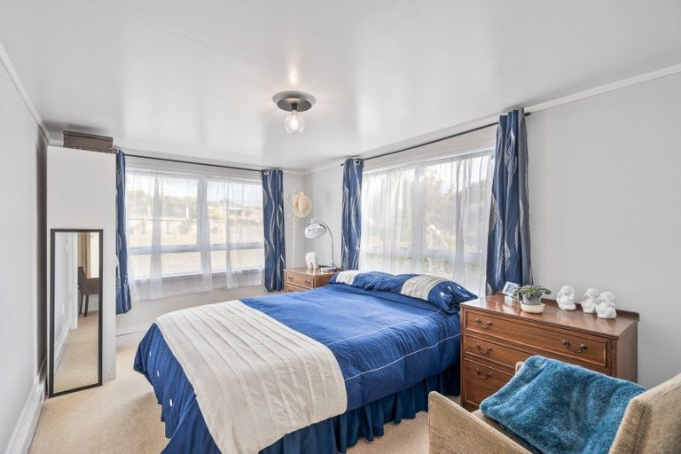 Photo of property in 11 Karoro Road, One Tree Point, 0118