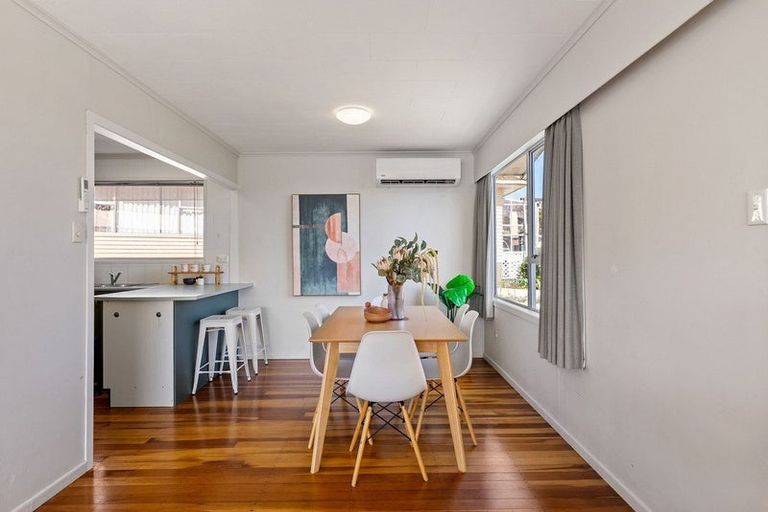 Photo of property in 6 Link Road, Newlands, Wellington, 6037