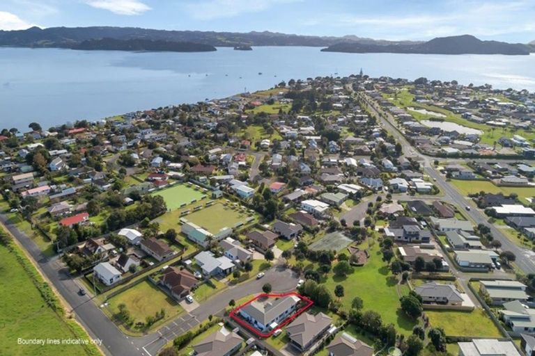 Photo of property in 10 Endeavour Place, One Tree Point, 0118