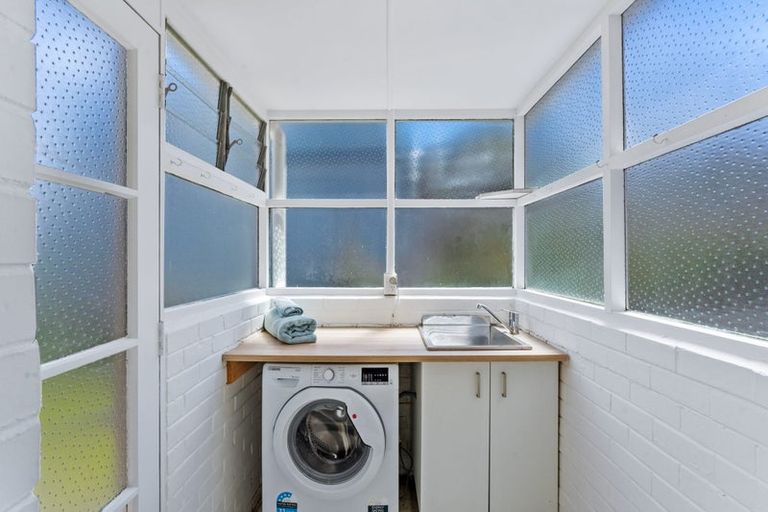 Photo of property in 2/174 East Coast Road, Forrest Hill, Auckland, 0620