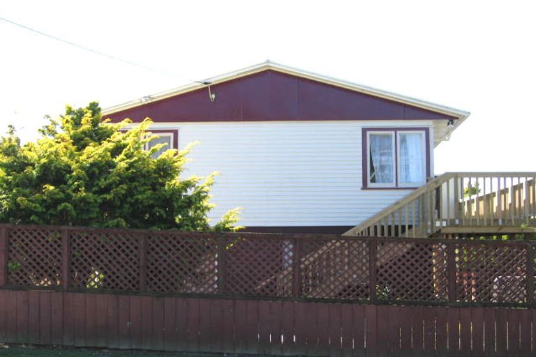 Photo of property in 18 Cron Avenue, Te Atatu South, Auckland, 0610
