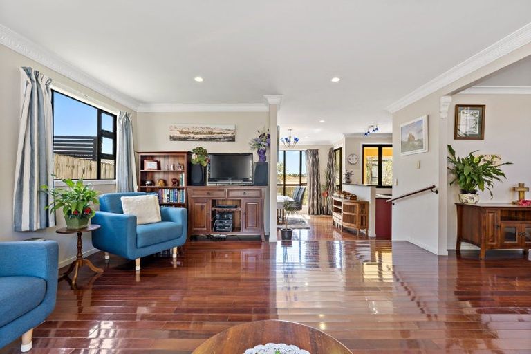 Photo of property in 11 Mackwell Road, Fairview Heights, Auckland, 0632