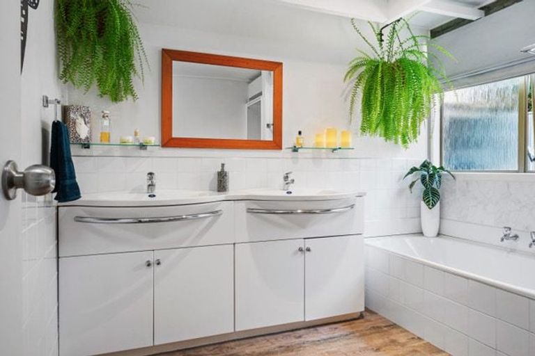 Photo of property in 24 Hedge Row, Sunnyhills, Auckland, 2010